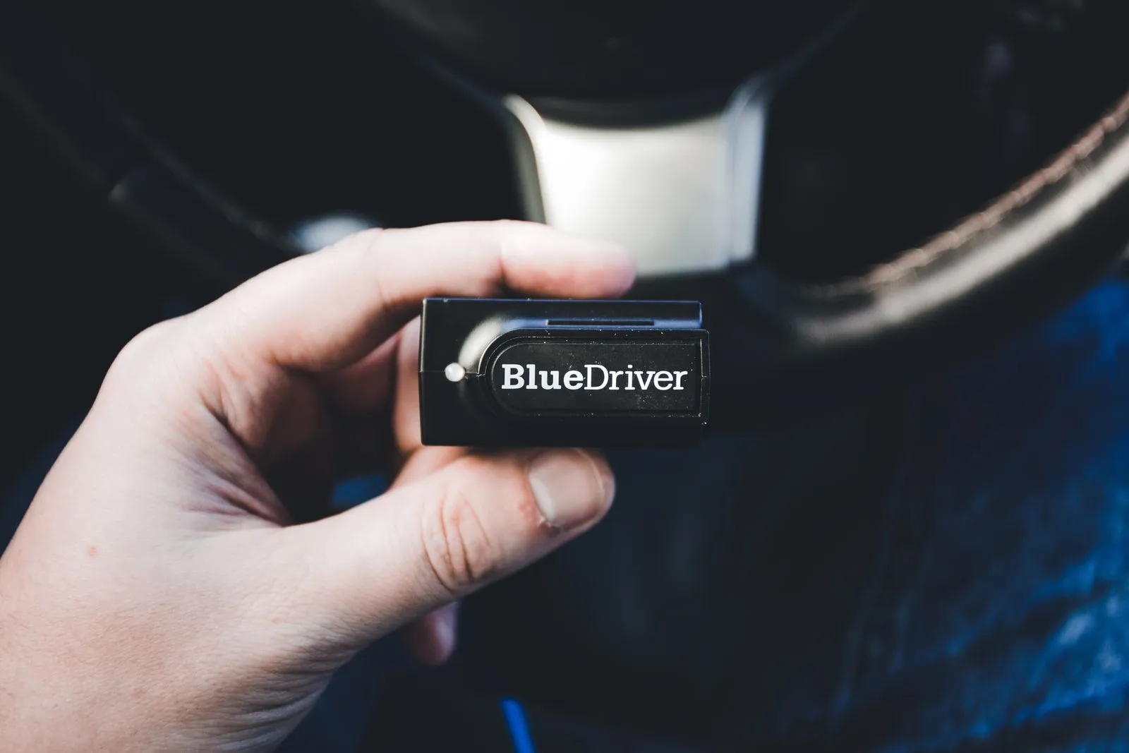 Choisir un lecteur OBD abordable et interpréter un code défaut avant de payer un passage e