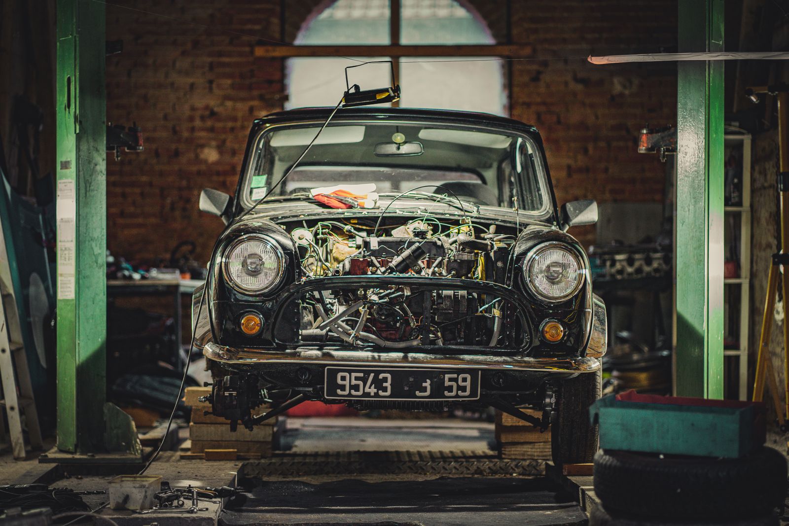 Voiture ancienne capot ouvert dans un atelier